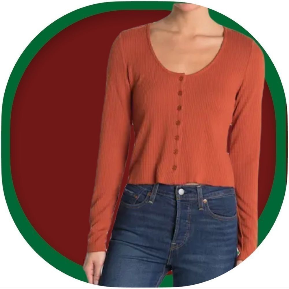 ⭐️ 3 for $30 Scoop Neck Button Front Top in Amber